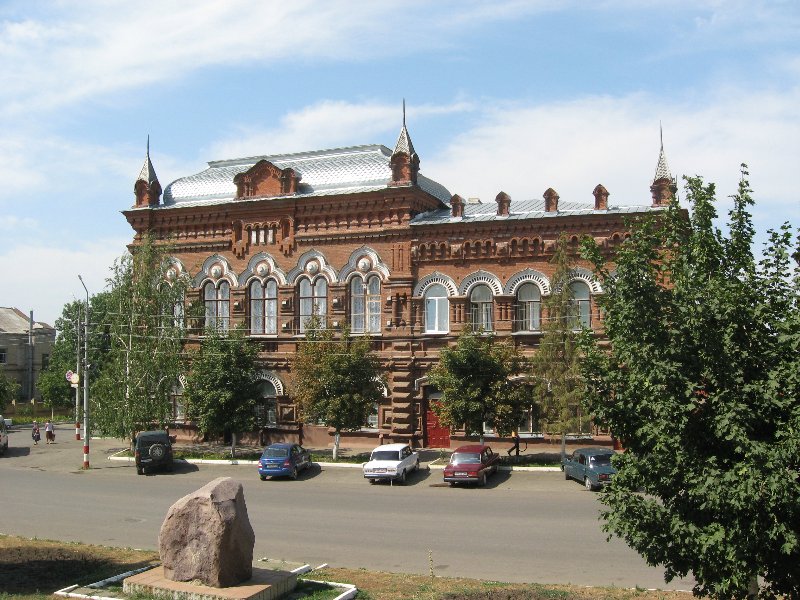 Здание администрации на углу ул. Советской и Коммунистической