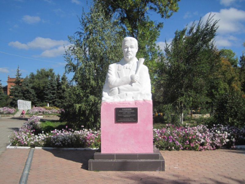 памятник Павлюкову